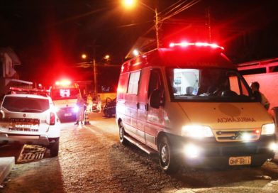 Mulher morre em grave acidente entre carro e moto em Blumenau