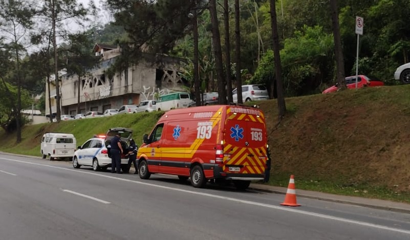 Idoso perde controle e capota Kombi em avenida de Blumenau; veja