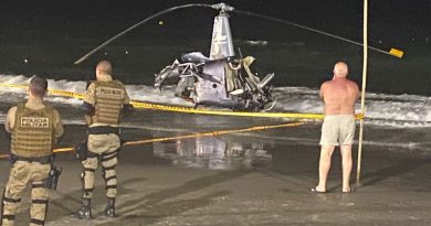 Helicóptero é retirado do mar de Canasvieiras após acidente