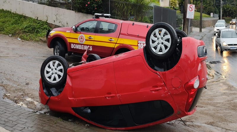 Idoso perde controle e capota Kombi em avenida de Blumenau; veja