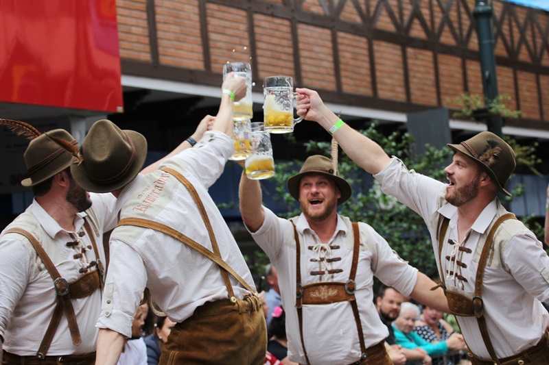 Consumo de chopp na Oktoberfest Blumenau passa de 1 milhão de copos
