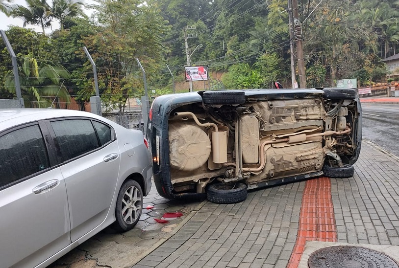 Idoso perde controle e capota Kombi em avenida de Blumenau; veja