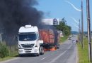Incêndio em carreta interdita marginal da BR-101 em Balneário Piçarras