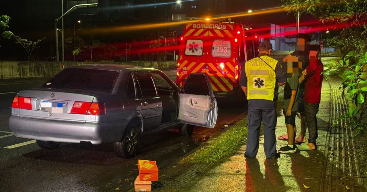 Carro bate em muro na Rua Humberto de Campos, em Blumenau