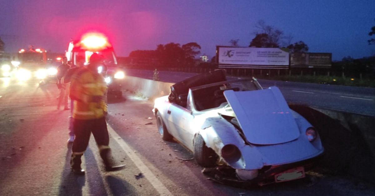 Motorista fica ferido após colisão entre caminhão e Puma GT na BR-470, em Gaspar