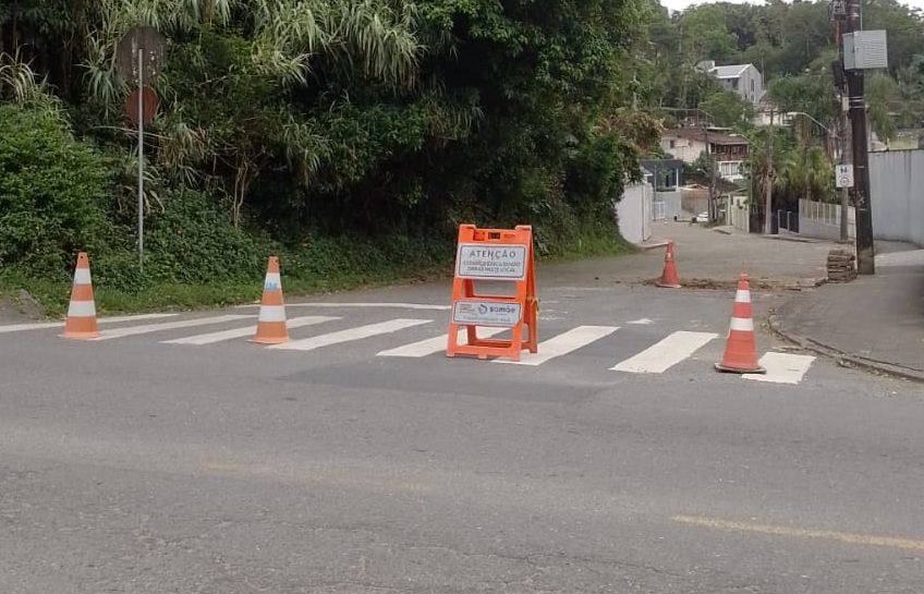Trecho da Rua Luiz Altenburg Sênior é interditado para manutenção do Samae