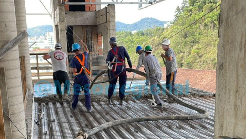 Exclusivo: imagem mostra minutos antes de acidente que matou trabalhador em obra no Centro de Blumenau
