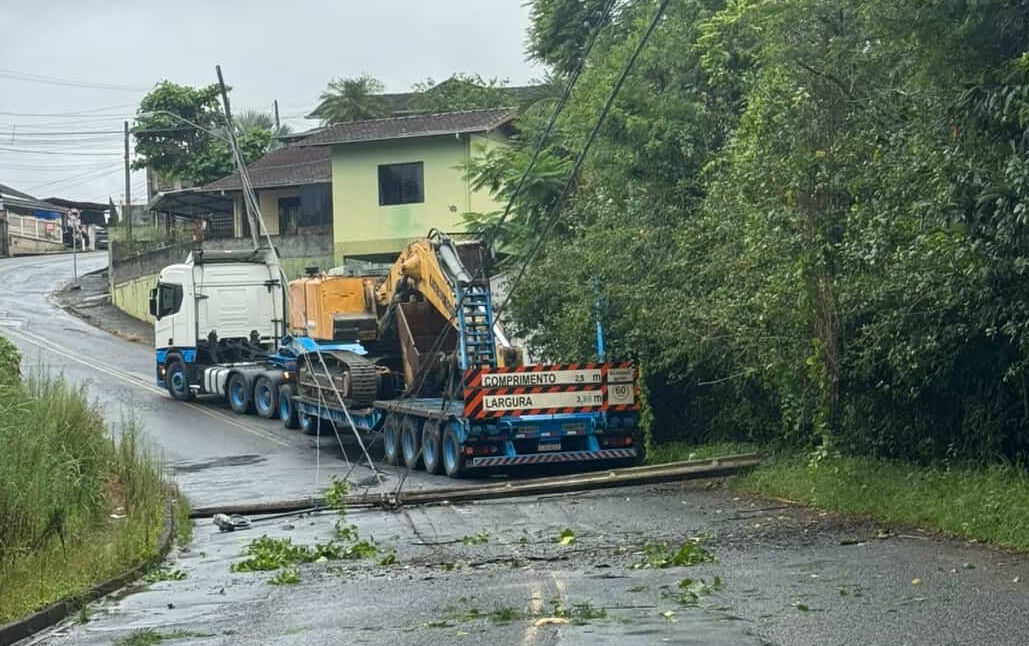 Carreta derruba poste e interdita rua no bairro Itoupavazinha, em Blumenau