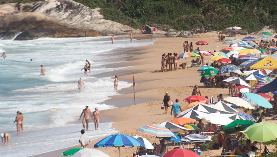 O fim do naturismo na Praia do Pinho e em toda Balneário Camboriú