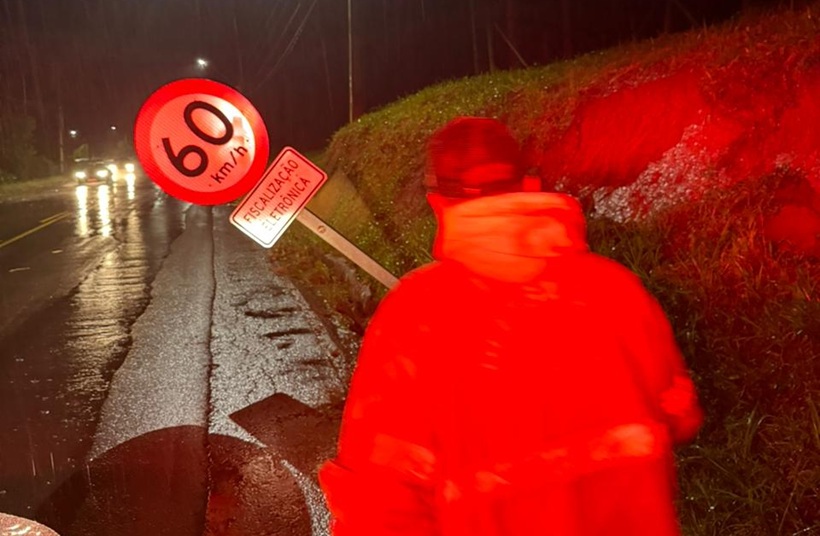 Fortes chuvas mobilizam Corpo de Bombeiros e Defesa Civil em várias cidades do Vale do Itajaí