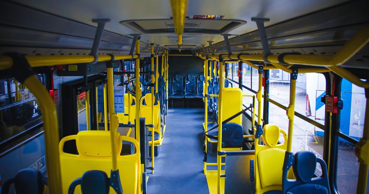 Trabalhadores do transporte coletivo paralisam dois terminais em Blumenau contra proposta que pode extinguir função de cobrador