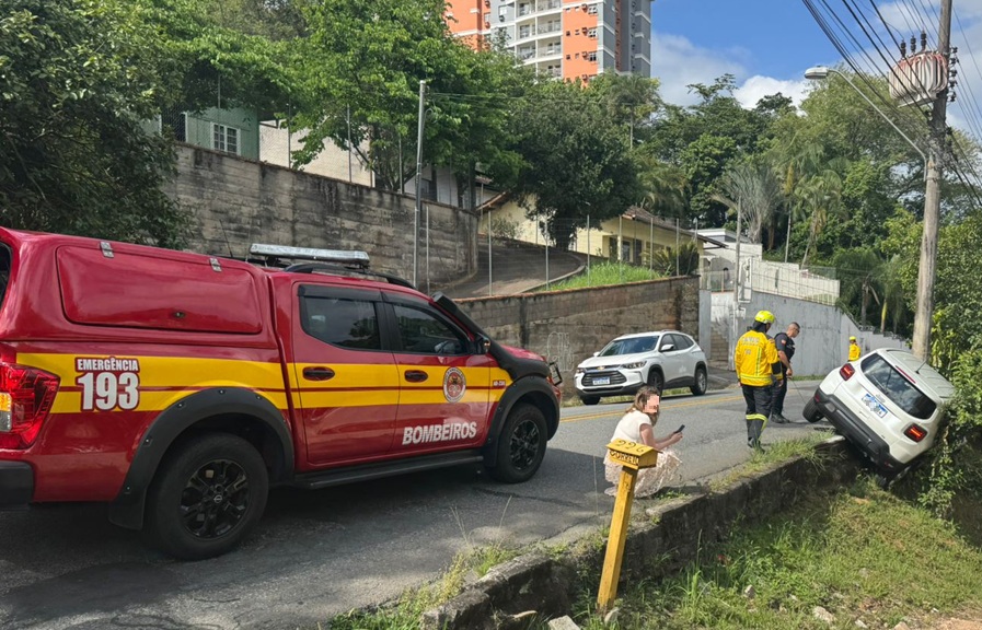 Mal súbito provoca colisão em poste e deixa dois feridos no bairro Escola Agrícola, em Blumenau