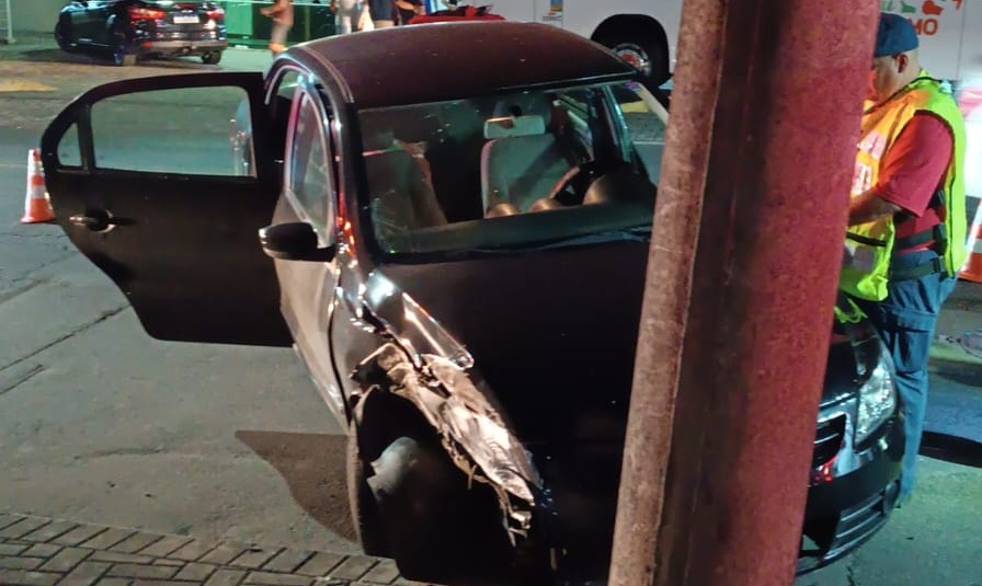 Carro colide contra poste no bairro Escola Agrícola e mulher é levada ao hospital