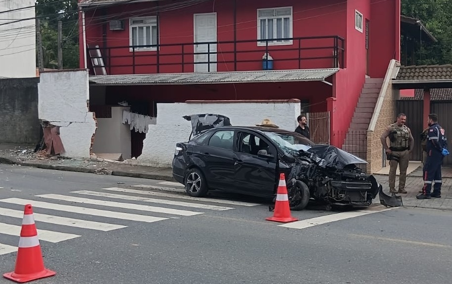 Motorista colide contra muro na Velha Central e mobiliza equipes de emergência em Blumenau