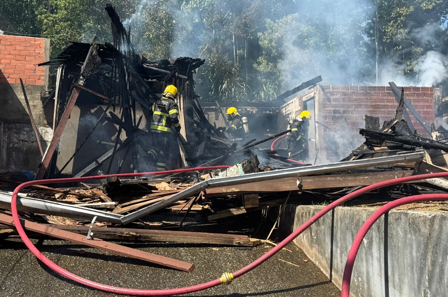 Casa é destruída por incêndio no bairro Fidélis, em Blumenau