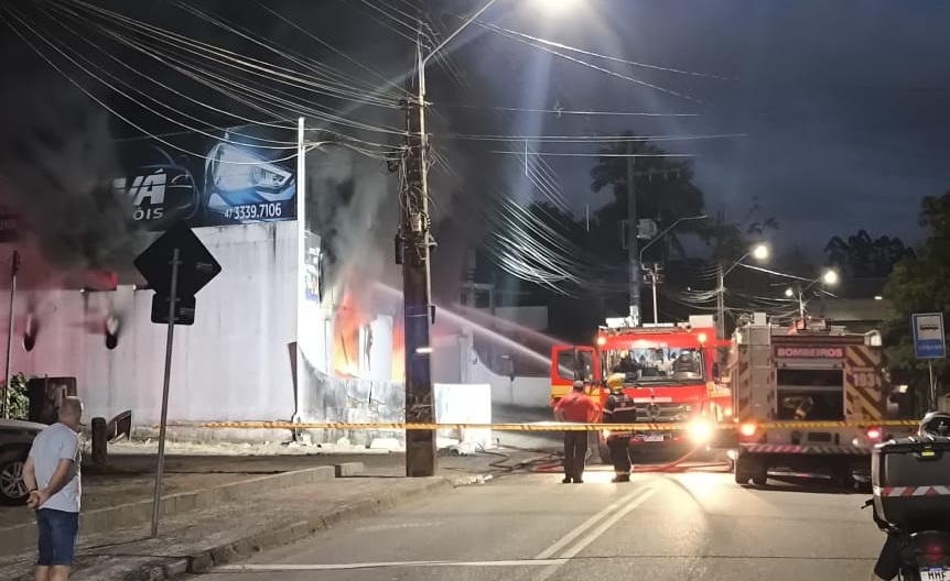 Incêndio de grandes proporções atinge autopeças em Blumenau
