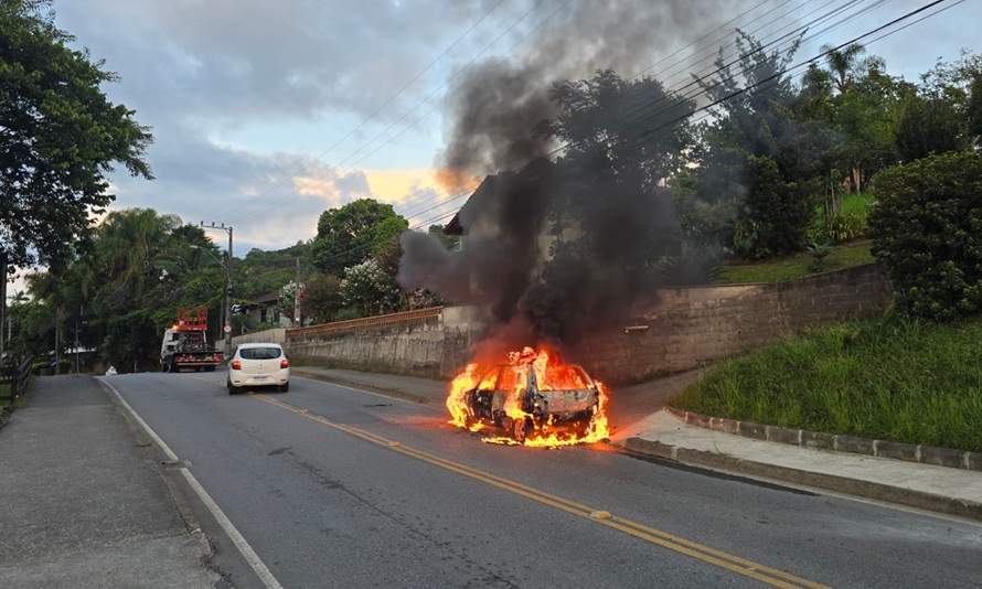 Carro é destruído por incêndio no Testo Salto