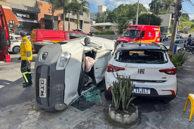 Acidente com quatro veículos mobiliza equipes na Benjamin Constant, em Blumenau