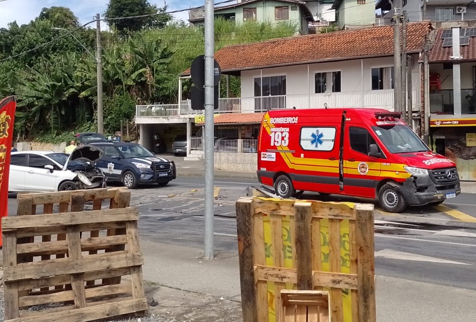 Dois acidentes são registrados em sequência na Rua Bahia, em Blumenau