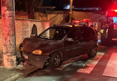 Motorista embriagado colide contra poste e causa tumulto durante atendimento em Blumenau