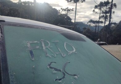 Massa de ar polar derruba temperaturas e aumenta risco de mar agitado e alagamentos costeiros em SC