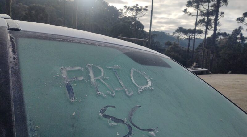 Massa de ar polar derruba temperaturas e aumenta risco de mar agitado e alagamentos costeiros em SC