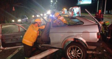 Carro “mexido”: jovem fica gravemente ferido após destruir carro contra poste na Via Expressa, em Blumenau