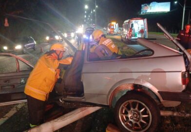 Carro “mexido”: jovem fica gravemente ferido após destruir carro contra poste na Via Expressa, em Blumenau