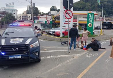 Acidente envolvendo patinete, scooter e carro deixa feridos em Blumenau