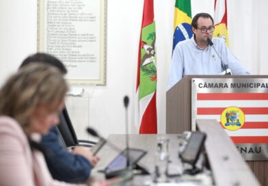 Câmara Municipal recebe relatório de atividades da Secretaria de Turismo e Lazer