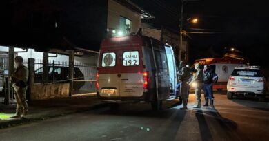 Homem é baleado enquanto jantava dentro de casa no bairro Badenfurt, em Blumenau