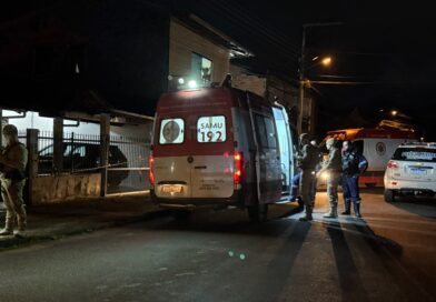 Homem é baleado enquanto jantava dentro de casa no bairro Badenfurt, em Blumenau