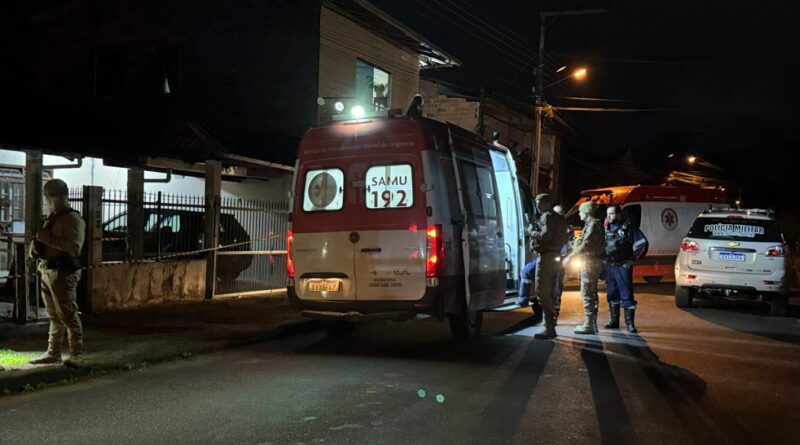 Homem é baleado enquanto jantava dentro de casa no bairro Badenfurt, em Blumenau