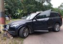 Menor em SUV de luxo foge da GMT e colide contra poste em Blumenau