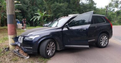 Menor em SUV de luxo foge da GMT e colide contra poste em Blumenau