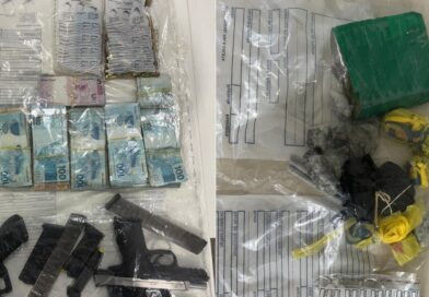 Operação contra tráfico apreende drogas, armas e mais de R$ 50 mil em Blumenau e região