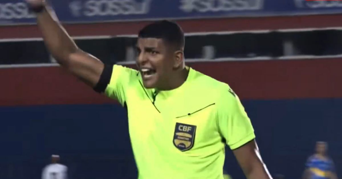VÍDEO: Árbitro erra, jogador leva dois amarelos e não é expulso contra o Blumenau