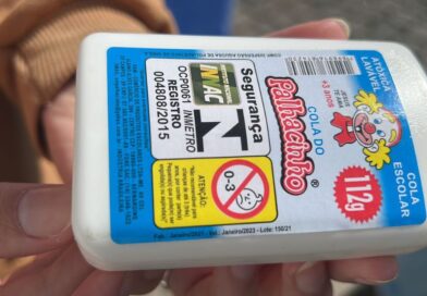 Descarte de grande quantidade de cola escolar vencida chama atenção no bairro Escola Agrícola, em Blumenau