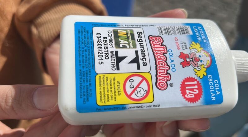 Descarte de grande quantidade de cola escolar vencida chama atenção no bairro Escola Agrícola, em Blumenau