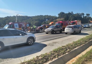 Grave acidente na BR-470 deixa motociclista e passageira feridos em Blumenau
