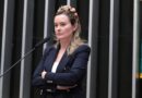 Júlia Zanatta participa de palestra sobre nazifascismo em Blumenau