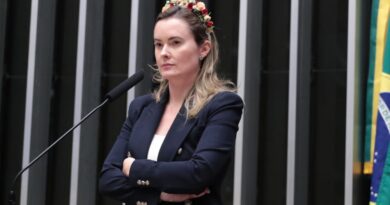 Júlia Zanatta participa de palestra sobre nazifascismo em Blumenau