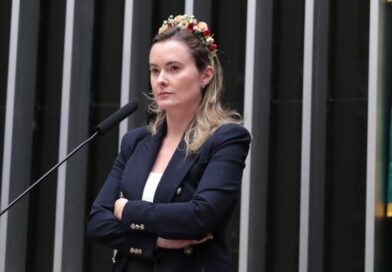 Júlia Zanatta participa de palestra sobre nazifascismo em Blumenau