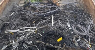 Projeto Limpa Fios retira 120 quilos de cabeamento inutilizado no Centro de Rio do Sul