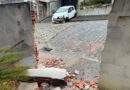 Motorista perde controle de carro em morro da Rua Santarém e moradores voltam a cobrar solução definitiva em Blumenau