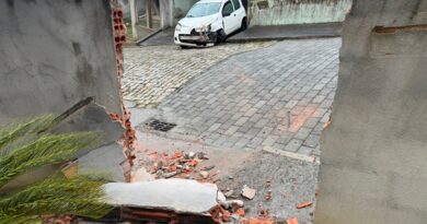 Motorista perde controle de carro em morro da Rua Santarém e moradores voltam a cobrar solução definitiva em Blumenau
