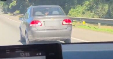 PRF flagra casal e três crianças sem cinto de segurança na BR-101