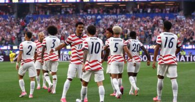 Estados Unidos goleiam e Canadá tropeça na estreia da Copa