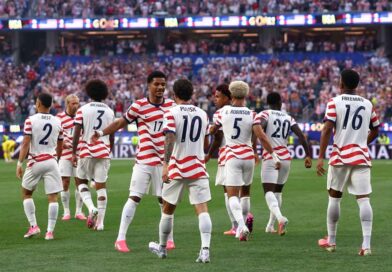 Estados Unidos goleiam e Canadá tropeça na estreia da Copa