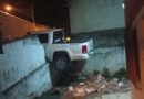 Caminhonete estacionada desce morro e atinge muro de casa em Blumenau